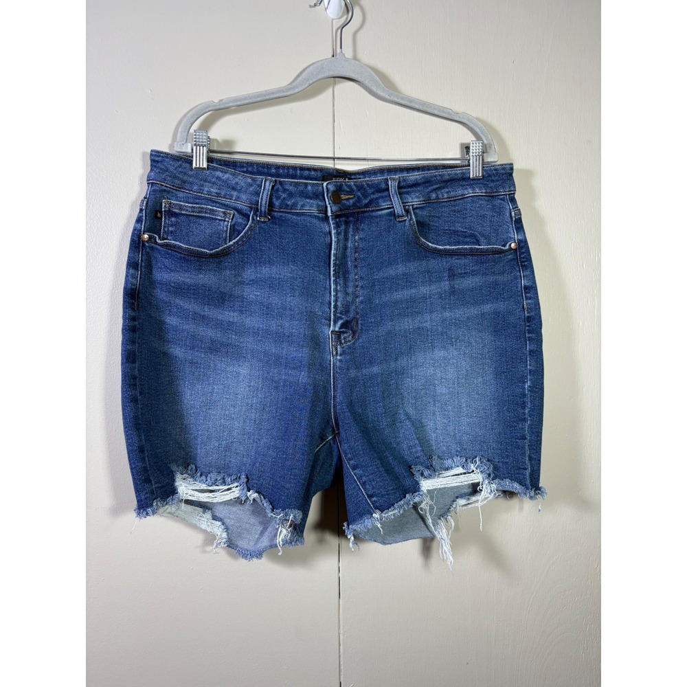 Judy Blue Distressed Denim Shorts Medium Wash Raw Hem 3XL Y2K Casual Mom Coastal